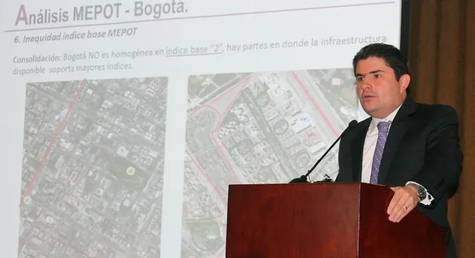 Ministro Henao durante su participación en foro de Fenalco