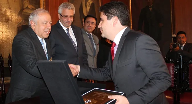 Universidad del Rosario condecoró al Ministro Felipe Henao Cardona