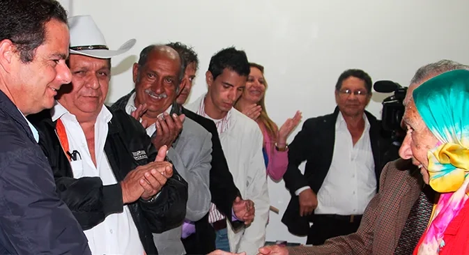 Vargas Lleras fue condecorado por los gitanos