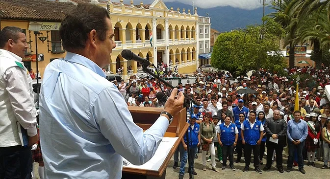 Vargas Lleras oficializa tres contratos por 29 mil millones de pesos para agua y saneamiento básico en Boyacá