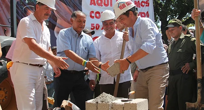 Vargas Lleras pega primeros ladrillos de viviendas gratis en cuatro municipios del Tolima
