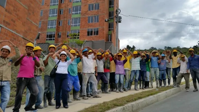 Mas de un millon 300 mil personas estan empleadas en el sector de la construccion Con mas y mejores empleos hacemos un pais con mas equidad Minvivienda