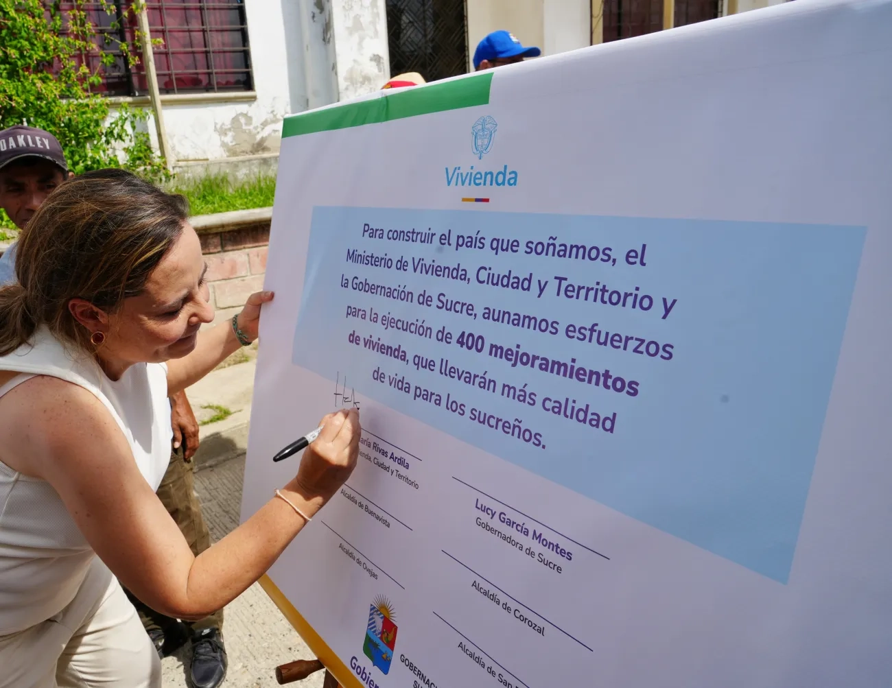 FOTOGRAFÍA MINISTRA HELGA MARÍA RIVAS FIRMA CONVENIO PAR EJECUCIÓN DE 400 MEJORAMIENTOS DE VIVIENDA