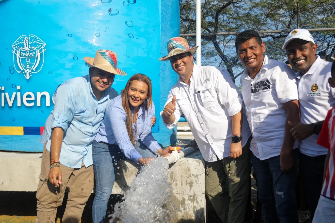 FOTOGRAFIA Edward Libreros Mamby, viceministro de Agua Potable y Saneamiento Básico; Jairo Aguilar, gobernador de La Guajira; Jhon Pimienta, alcalde de Manaure; Andreina García, gerente de la Empresa de Servicios Públicos de La Guajira (Espegua); y Jacobo Márquez, de la autoridad indígena wayuu.
