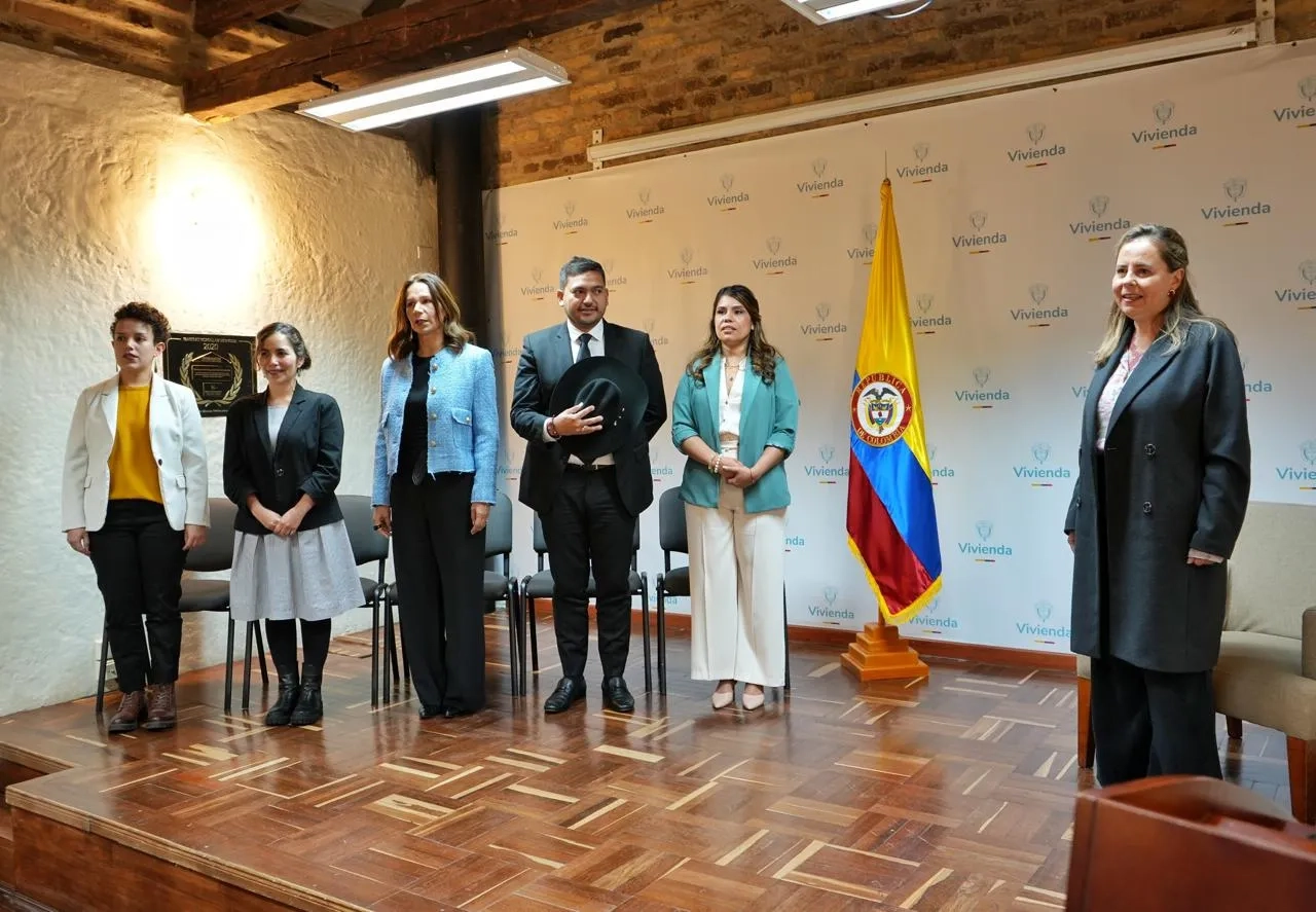 Fotografia posesion Viceministra de Vivienda, Directora de Infraestructura y Desarrollo Empresarial y Viceministro de Agua y Saneamiento Básico 