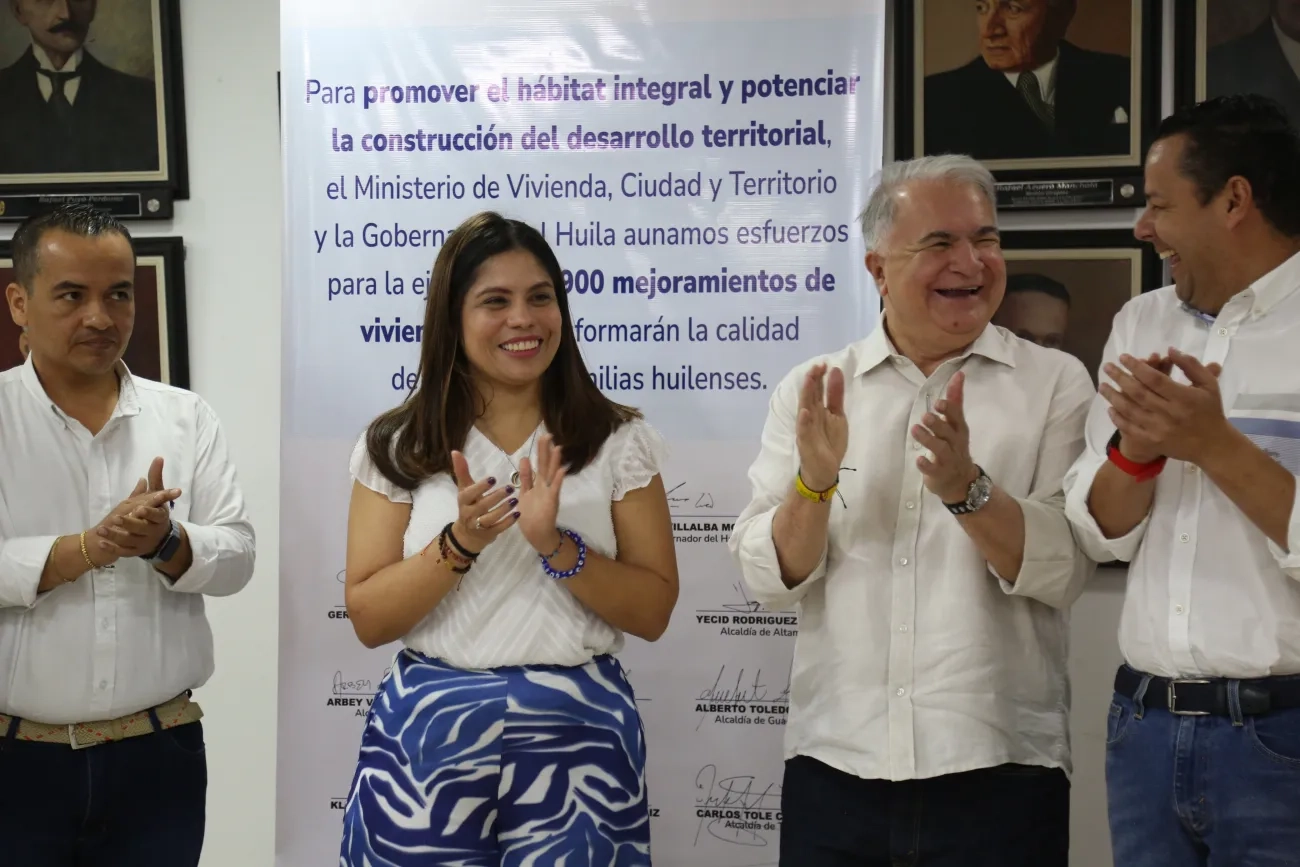 FOTOGRAFÍA VICEMINISTRA DE VIVIENDA, AYDEÉ MARSIGLIA BELLO, CON EL GOBERNADOR DEL HUILA, RODRIGO VILLALBA MOSQUERA, EN FIRMA DE CONVENIO ASOCIATIVO DE MEJORAMIENTO DE VIVIENDA