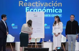 Imagen de la Ministra de Vivienda Helga María Rivas, firmando el pacto ‘El Aporte del Hábitat a la Reactivación Económica´