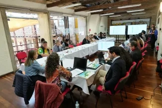 Fotografía, los equipos del Viceministerio de Agua y Saneamiento Básico del Ministerio de Vivienda Ciudad y Territorio, presentando a las delegaciones los avances del país con relación al cierre de brechas en el acceso a agua y saneamiento, al igual que las estrategias que se desarrollan para fortalecer a las organizaciones comunitarias del sector.