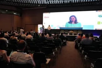 fotografia ministra de Vivienda, Ciudad y Territorio en su participación en la Bienal