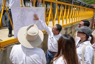FOTOGRAFÍA EL VICEMINISTRO DE AGUA Y SANEAMIENTO BÁSICO, EL GERENTE DE PROYECTOS DE ECOPETROL, EL SECRETARIO DE AGUA POTABLE DE NORTE DE SANTANDER, EL ALCALDE DE CÚCUTA, EL ALCALDE DE VILLA DEL ROSARIO, Y EL ALCALDE DE LOS PATIOS, HACIENDO LA ENTREGA Y ENTRADA EN OPERACIÓN DEL SISTEMA DE ACUEDUCTO METROPOLITANO