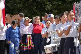 FOTOGRAFÍA MINISTRA DE VIVIENDA HELGA MARÍA RIVAS CON RESIDENTES DEL MUNICIPIO