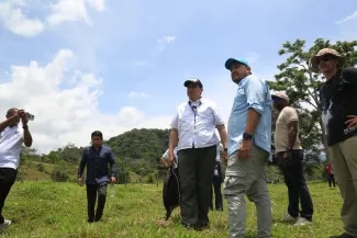 FOTOGRAFÍA VICEMINISTRO DE AGUA Y SANEAMIENTO BÁSICO EDWARD LIBREROS, EN FIRMA DE INICIO DE PROYECTO DE ACUEDUCTO EN ACANDÍ CHOCÓ