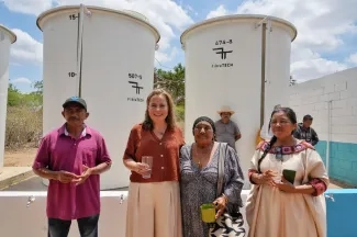 FOTOGRAFÍA MINISTRA DE VIVIENDA HELGA RIVAS EN ENTREGA DE MEJORAMIENTOS EN RIOACHA, LA GUAJIRA