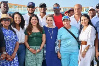 FOTOGRAFÍA MINSTRA DE VIVIENDA HELGA MARÍA RIVAS Y LA VICEMINISTRA DE VIVIENDA AYDEÉ MARSIGLIAEN EL INICION DEL LABORATORIO DE HÁBITAT EN PROVIDENCIA