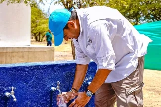 Fotografia reduccion mortalidad infantil con acceso al agua 02
