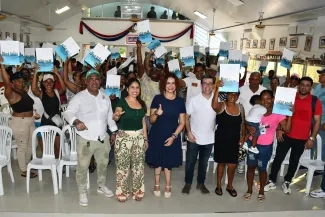 FOTOGRAFÍA ENTREGA TITULO PREDIAL 250 TOLU, SUCRE 02