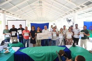 FOTOGRAFÍA ENTREGA TITULO PREDIAL 250 TOLU, SUCRE 04