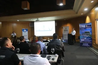 FOTOGRAFIA RECONOCIMIENTO PAPEL DE AVALUADORES 03