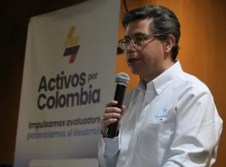 FOTOGRAFIA RECONOCIMIENTO PAPEL DE AVALUADORES 04