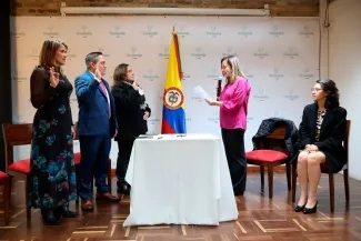 FOTOGRAFÍA COMUNICADO POSESIÓN EXPERTOS CRA 03