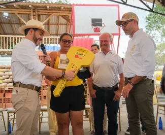 FOTOGRAFIA COMUNICADO ENTREGA DE PRIMERA VIVIENDA A DAMINIFICADA EN QUIMBAYA, QUINDIO 01