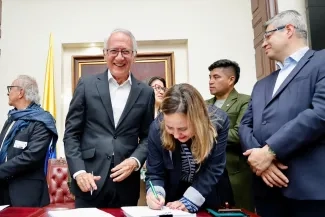 FOTOGRAFÍA GOBIERNO RADICA LEY DE COMPETENCIAS 01