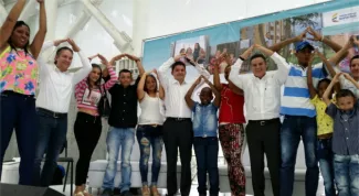 Un total de 1.512 familias desplazadas reciben hoy una vivienda gratis en Medellín, Antioquia