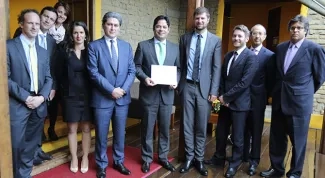 Ministro Luis Felipe Henao recibe reconocimiento por impulso a decreto de construccion sostenible
