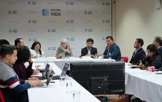 Ministra Catalina Velasco, con miembros de los sectores de la construcción y bancario, en conversatorio sobre el sector de la vivienda. Foto: Sharon Durán (archivo MVCT).